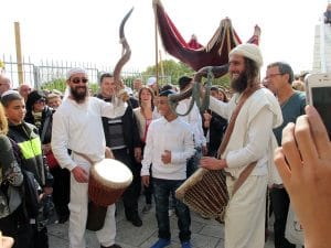 רכב להכנסת ספר תורה בירושלים עם שופרות