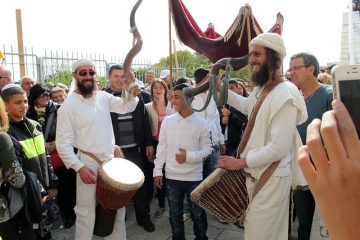 רכב להכנסת ספר תורה בירושלים