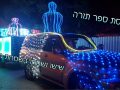 ספר תורה ברכב מפאר של יעקב טייב עבור הכנסת ספר תורה